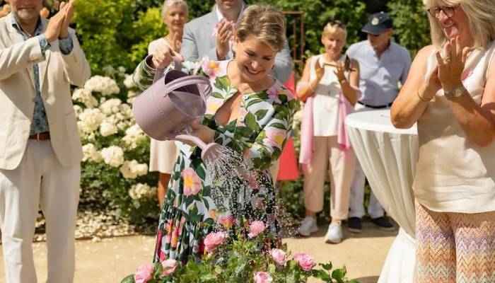 Grand Duchess Maria christens symbolic rose to honour breast cancer patients