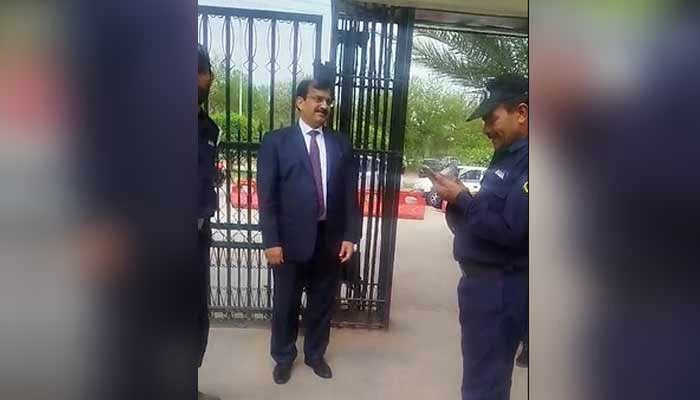 ڈاکٹر ضیاء القیوم کو ایچ ای سی میں داخل ہونے سے روک دیا گیا