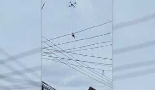 چین: سیلاب میں پھنسے آدمی کو ڈرون سے 1 منٹ میں ریسکیو کرلیا گیا، ویڈیو وائرل