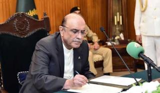 صدر مملکت آصف زرداری نے فنانس بل پر دستخط کردیے