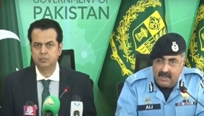 آئی جی اسلام آباد علی ناصر رضوی وزیر مملکت طلال چوہدری کے ہمراہ پریس کانفرنس کر رہے ہیں - فوٹو: اسکرین گریب