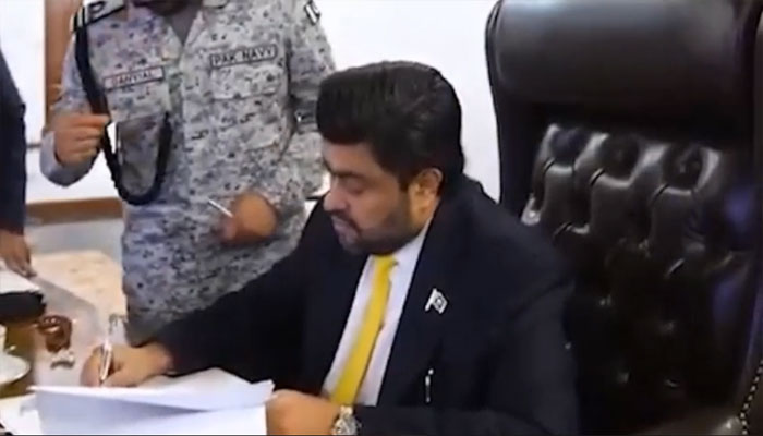 گورنر سندھ کامران خان ٹیسوری سندھ فنانس بل 2025ء پر دستخط کر رہے ہیں—ویڈیو گریب