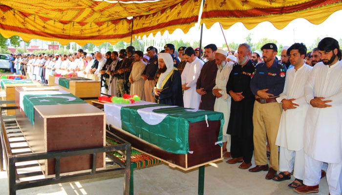 ڈی سی کا کہنا ہے کہ  گاڑی میں نصب بارود مواد کے ذریعے دھماکا کیا گیا تھا، دھماکے میں 3 پولیس اہلکار سمیت 11 افراد زخمی ہوئے۔ فوٹو: ڈپٹی کمشنر باجوڑ