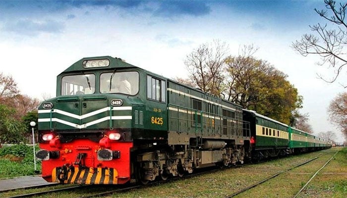 ڈیزل مہنگا ہونے پر کرایوں میں اضافے پر غور کر رہے ہیں، ریلوے حکام