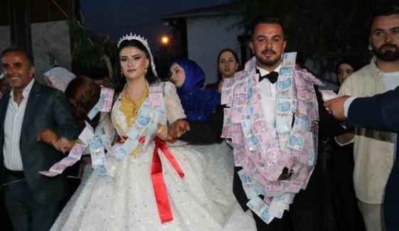ترکیہ: دلہن کو 2 کلو سونا دلہا کو 65 لاکھ نقد کا تحفہ