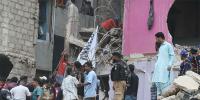 لیاری میں گرنے والی عمارت رات سے جھول رہی تھی