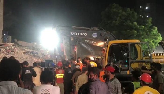 ریسکیو آپریشن مکمل ہونے میں 24 گھنٹے لگ سکتے ہیں، کمشنر کراچی