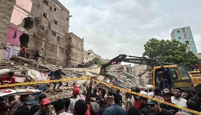 کراچی: بغدادی میں عمارت گرنے کا واقعہ، کل سے ریسکیو آپریشن جاری، 16 افراد کی لاشیں نکال لی گئیں