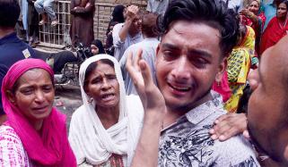 لیاری: عمارت کے ملبے تلے دبے افراد کے لواحقین کو پیاروں کے زندہ ملنے کی آس