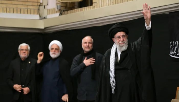 ایران کے سپریم لیڈر آیت اللّٰہ خامنہ اِی منظر عام پر آگئے