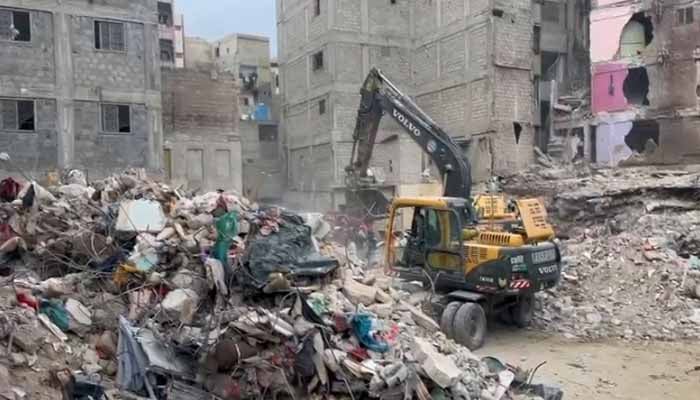 کراچی، لیاری میں منہدم ہونے والی عمارت کا ملبہ ہٹانے کا کام جاری ہے