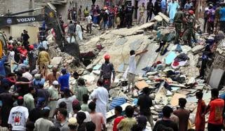 کراچی: منہدم ہونے والی عمارت کے ملبے سے ایک اور لاش نکال لی گئی، جاں بحق افراد کی تعداد 27 ہوگئی