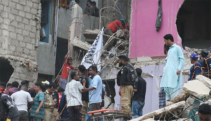 لیاری میں تباہ عمارت سے ملحق عمارتیں گرائی جائیں گی، مکینوں کو سامان نکالنے کی ہدایت