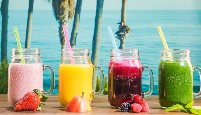 Juice, smoothies and soft drinks can dehydrate you in hot weather, say experts