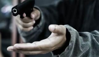 کراچی: لوٹ مار کے دوران ڈاکو اپنے ساتھی کی فائرنگ سے زخمی