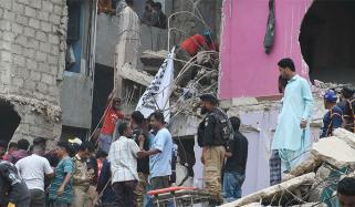 لیاری میں تباہ عمارت سے ملحق عمارتیں گرائی جائیں گی، مکینوں کو سامان نکالنے کی ہدایت 