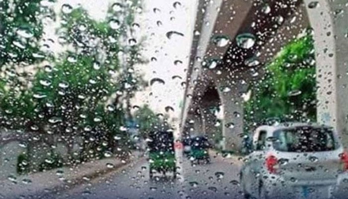 لاہور کے مختلف علاقوں میں بارش، موسم خوشگوار