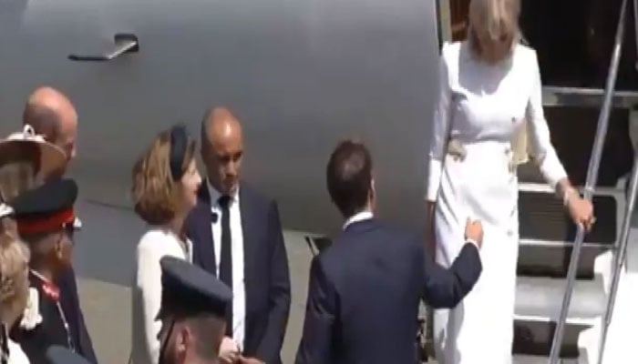 فرانسیسی خاتون اول نے پھر صدر میکرون کا ہاتھ نہیں تھاما