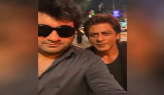 دانش نواز کی ’شاہ رخ خان کے ساتھ سیلفی‘ مرکز نگاہ