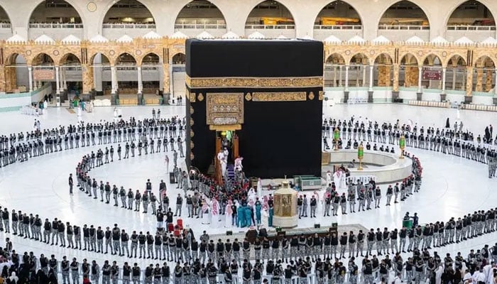 خانہ کعبہ کی اندرونی دیواروں اور فرش کو آبِ زم زم اور عرق گلاب سے غسل دے دیا گیا