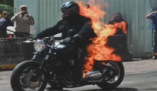 فرانسیسی مہم جو نےخود کو آگ لگا کر بائیک چلانے کا ریکارڈ توڑ دیا