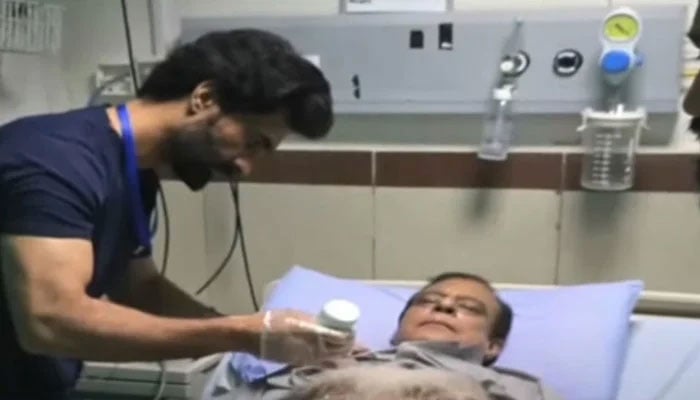 ڈاکٹرز کا شبلی فراز کی اوپن ہارٹ سرجری کرنے پر غور، اسپتال ذرائع
