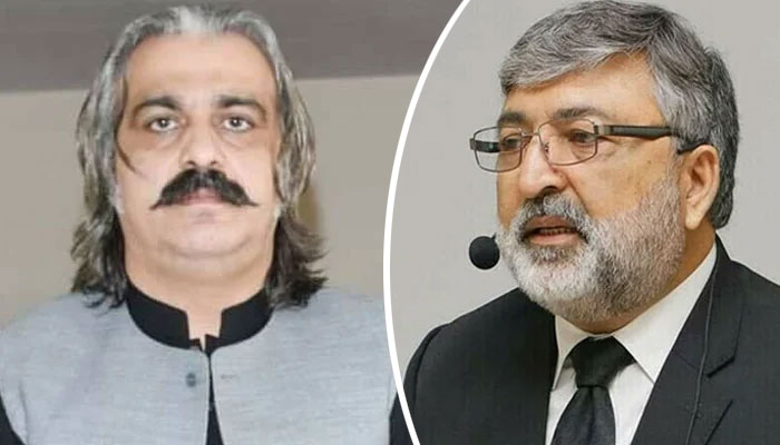 جے یو آئی ف کے سینیٹر کامران مرتضیٰ اور وزیرِ اعلیٰ کے پی علی امین گنڈاپور—فائل فوٹوز