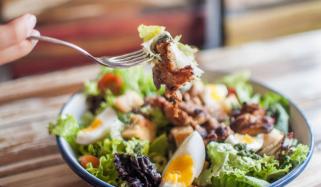 کیا کھانا نہ کھانے سے وزن کم کرنے میں مدد ملتی ہے؟