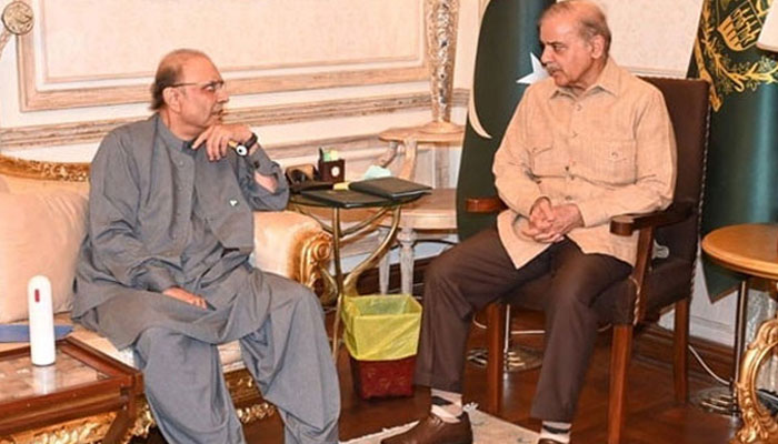 صدرِ مملکت آصف علی زرداری اور وزیرِ اعظم شہباز شریف—فائل فوٹو