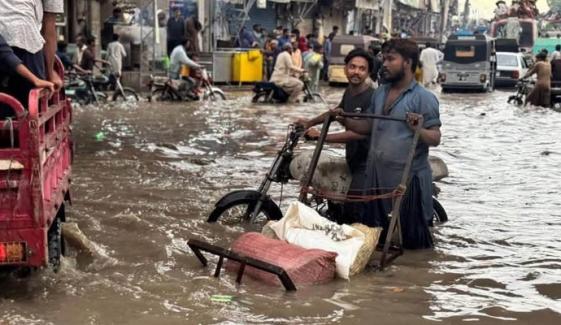 حیدرآباد میں کلاؤڈ برسٹ، مختلف علاقوں میں کئی فٹ بارش کا پانی جمع