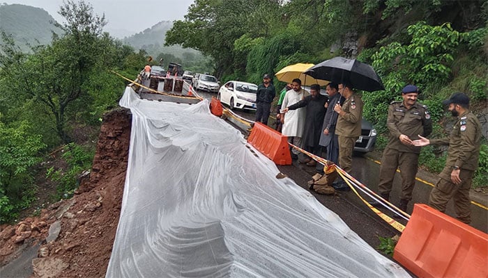 ڈپٹی کمشنر (ڈی سی) مری آغا ظہیر عباس شیرازی اور ڈسٹرکٹ پولیس آفیسر (ڈی پی او) مری آصف امین اعوان نے لینڈ سلائڈنگ سے متاثرہ علاقے سالگراں کا دورہ کیا ہے—تصویر بشکریہ سوشل میڈیا