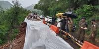بڑی چٹان اور پتھر سرکنے لگے، DC مری کا پاؤں پتھر لگنے سے زخمی