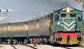 مسافر ٹرینوں کے کرایوں میں آج سے اضافہ 