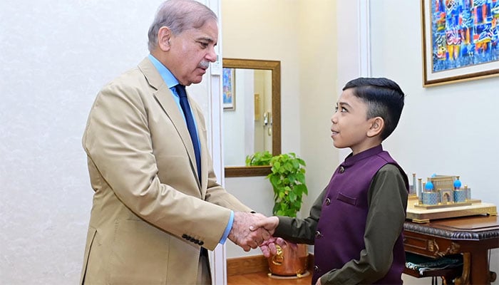 وزیراعظم نے کونٹینٹ کریئٹر طلحہ احمد کو شیلڈ اور لیپ ٹاپ دیا
