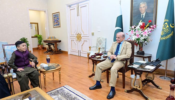 وزیراعظم نے کونٹینٹ کریئٹر طلحہ احمد کو شیلڈ اور لیپ ٹاپ دیا