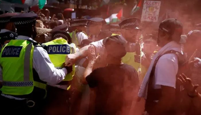 برطانیہ میں فلسطین کے حق میں مظاہروں کے دوران درجنوں گرفتاریاں، آزادی اظہار پر سوالات اٹھنے لگے