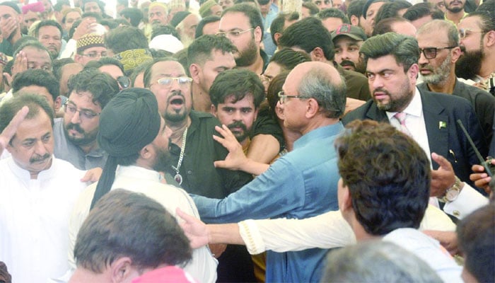 سانحۂ قلات کے شہد کے خاندان سے گورنر سندھ اور صوبائی وزیر بلدیات تعزیت کر رہے ہیں—فائل فوٹو