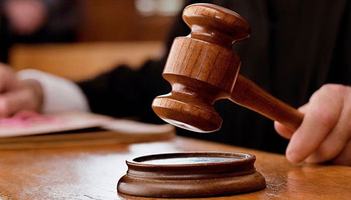 کراچی: 13 سالہ لڑکی سے شادی کرنیوالا شخص ضمانت منسوخ ہونے پر عدالت سے بھاگ گیا
