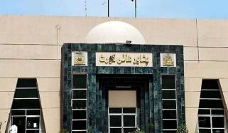 خیبر پختونخوا: مخصوص نشستوں پر منتخب ممبران کی گورنر ہاؤس میں حلف برداری چیلنج