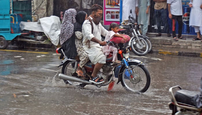 تصویر: لاہور میں بارش کے دوران کے مناظر
