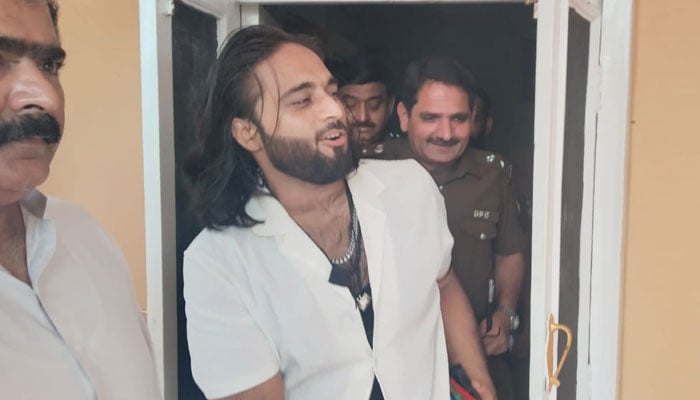 سابق خاتونِ اوّل بشریٰ بی بی اور خاور مانیکا کے بیٹے موسیٰ مانیکا—فائل فوٹو