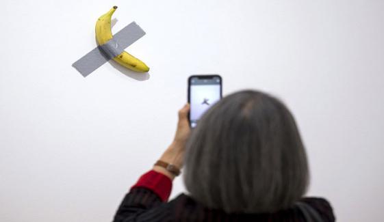 فرانسیسی میوزیم میں 6 ملین ڈالر کا کیلا پھر کسی نے کھالیا