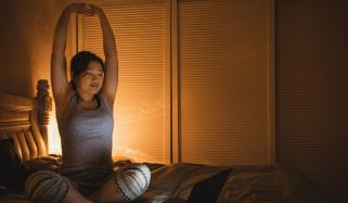 نیند کے مسائل سے دوچار ہیں تو ان اسٹریچنگ سے مدد لیجیے