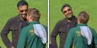 شاہد آفریدی کے ساتھ پرانی تصویر وائرل، اجے دیوگن بھارتی عوام کے نشانے پر