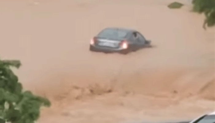 اسلام آباد: برساتی نالے میں کار سمیت بہہ جانے والے باپ بیٹی تاحال لاپتہ، تلاش دوسرے دن بھی جاری