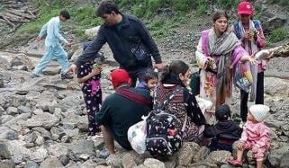 چلاس: سیلاب کے باوجود مقامی افراد سیاحوں کی مدد کیلئے پیش پیش رہے