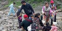 چلاس: سیلاب کے باوجود مقامی افراد سیاحوں کی مدد کیلئے پیش پیش رہے