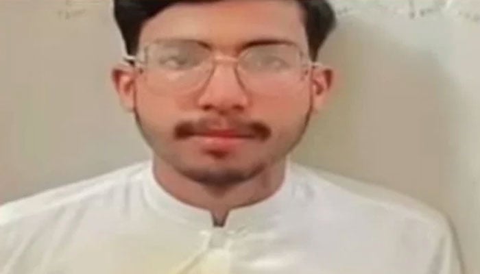 لاہور: سبزی فروش کے سرکاری اسکول میں پڑھنے والے بیٹے کا میٹرک امتحانات میں شاندار کارنامہ