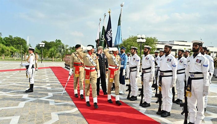 صدر مملکت نے امریکی سینٹکام کے کمانڈر جنرل کوریلا کو نشانِ امتیاز ملٹری عطا کردیا