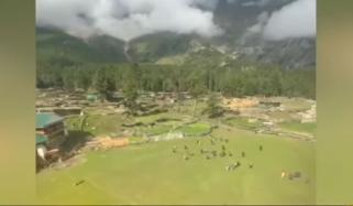 فیری میڈوز روڈ سیلاب اور لینڈ سلائیڈنگ کے باعث بند، سیاح پھنس گئے